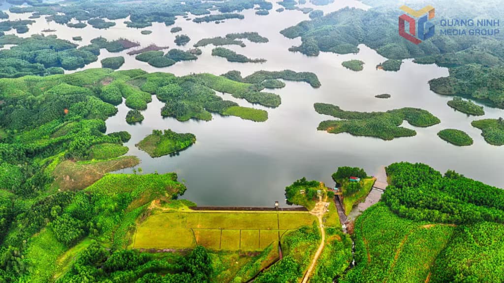 Mặt hồ thủy lợi Trúc Bài Sơn phẳng lặng, núi rừng bao quanh