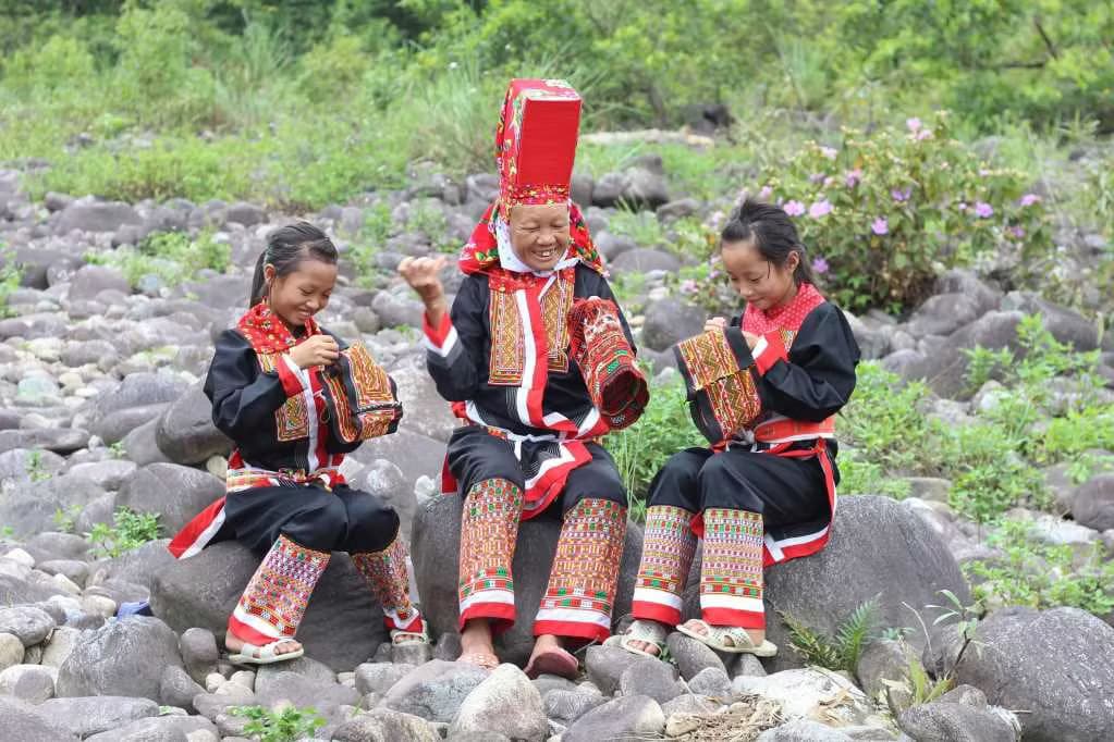 Nghệ nhân Giềng Chống Sếnh truyền dạy cách thêu trang phục truyền thống người Dao cho lớp trẻ